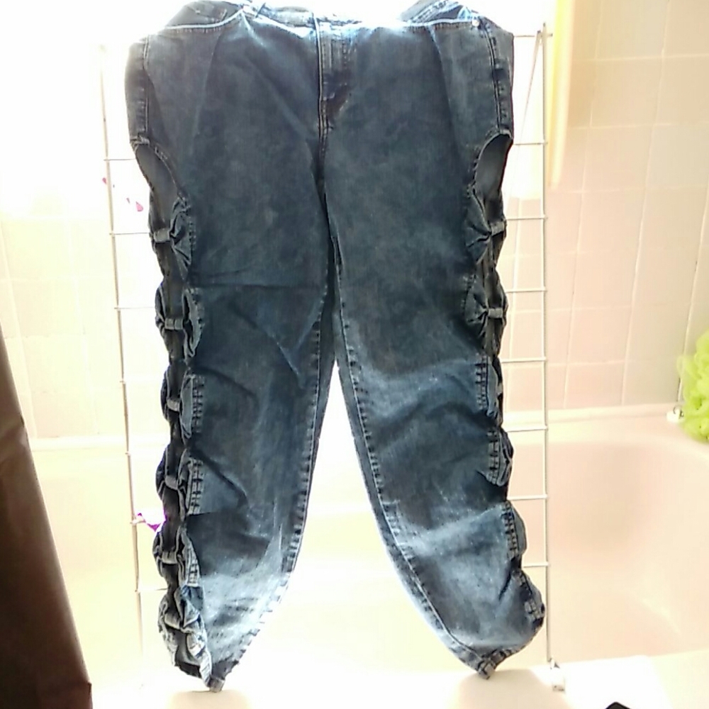 NWOT VENUS Bow Jeans